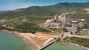 El ministro de Industria y Turismo visita la planta de Cemex en Alcanar